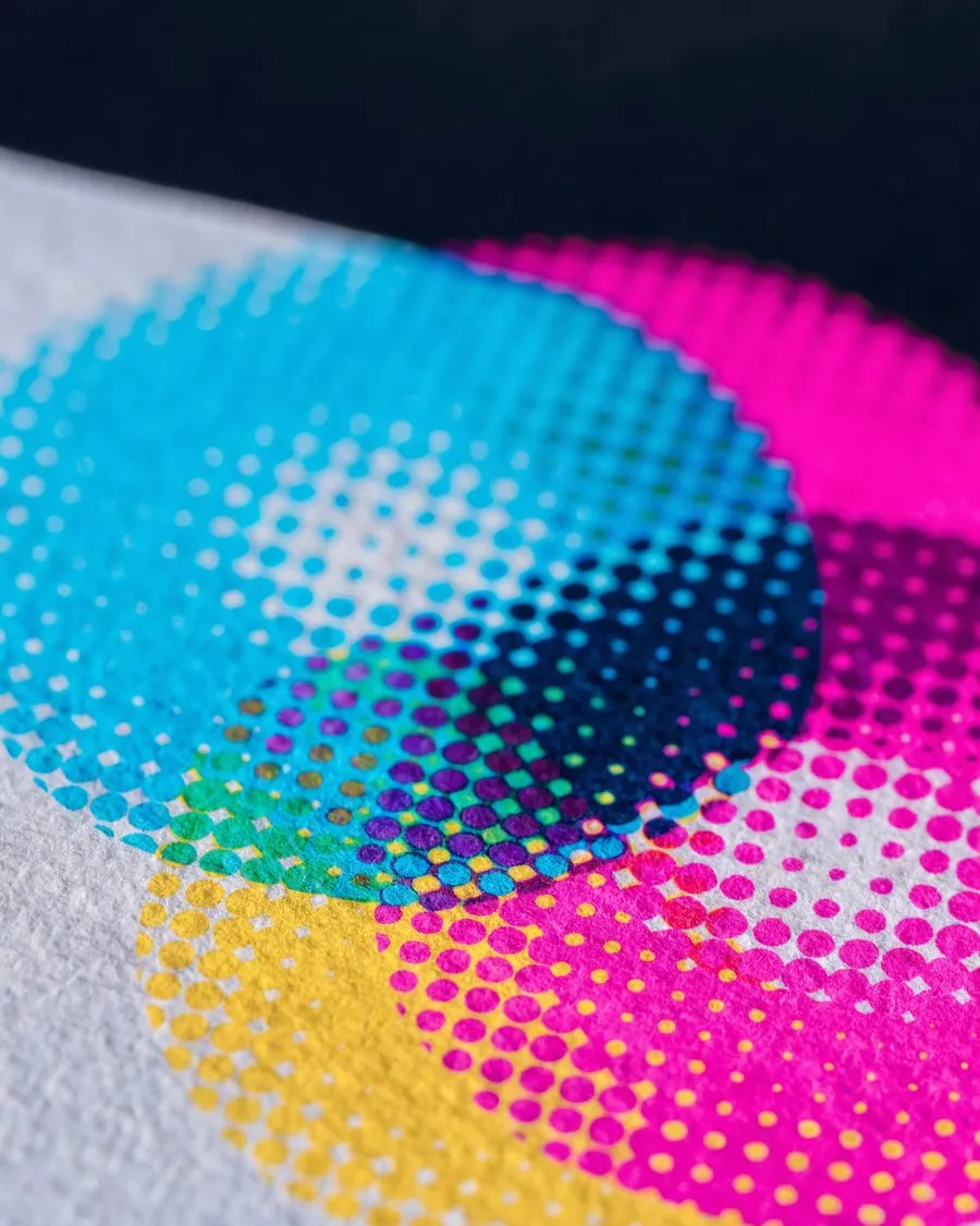 Makroaufnahme der Rasterpunkte in Cyan, Magenta und Gelb auf Papier