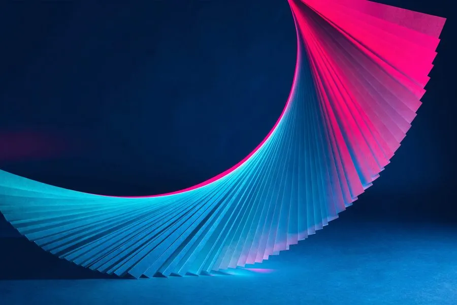 Bogen fächern sich in einem Bogen auf, die Kanten leuchten cyan und magenta