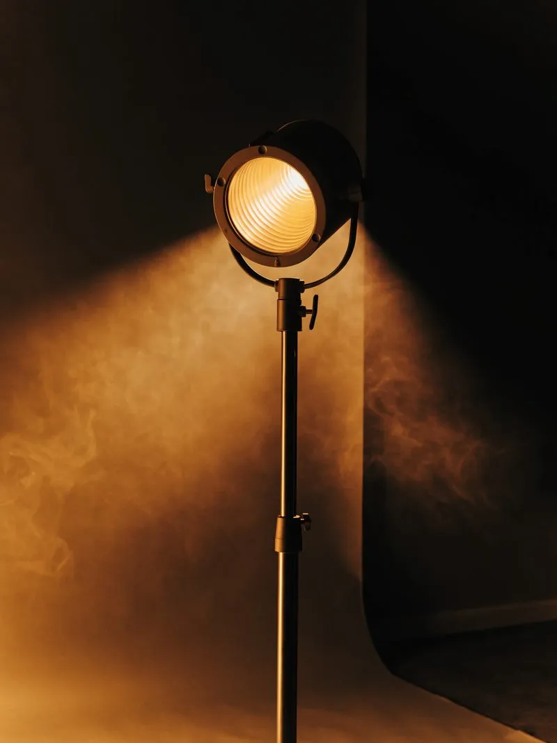Studioscheinwerfer mit warmem Licht in einem dunklen Raum