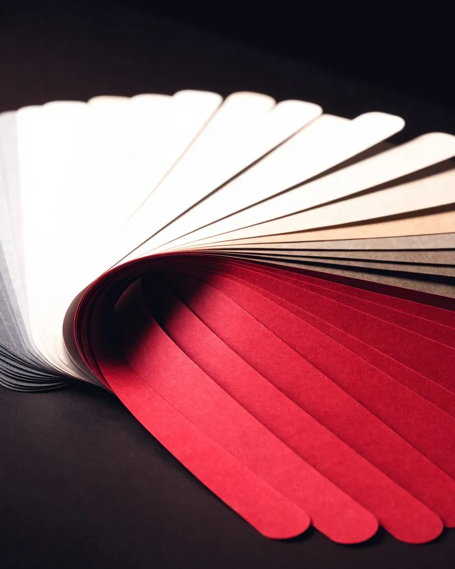 Aufgefächerte Papiermuster, die vorderen in kräftigem Rot