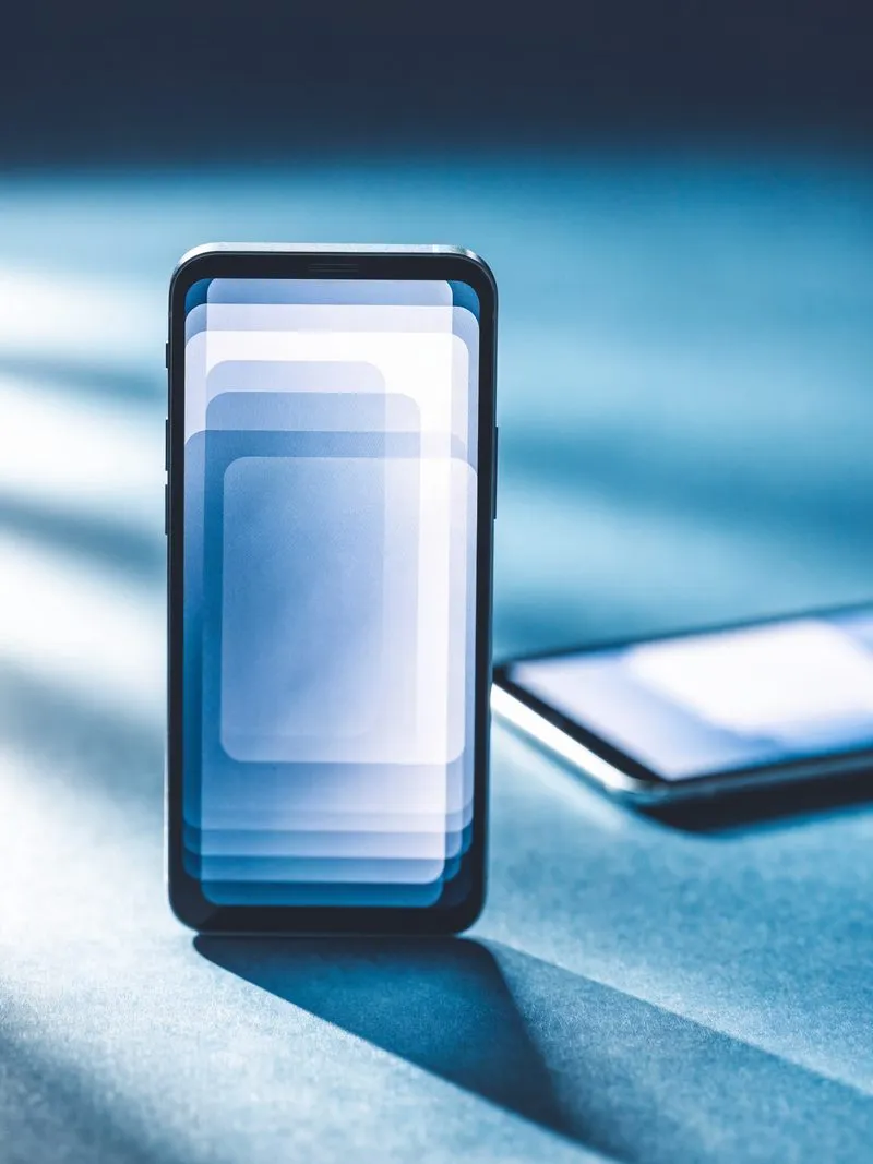 Aufrecht stehendes Smartphone mit einem abstrakten, gestapelten Layout auf dem Bildschirm