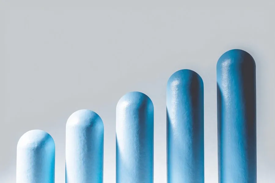 Reihe ansteigender abgerundeter Balken in Blau und Türkis auf hellem Grund